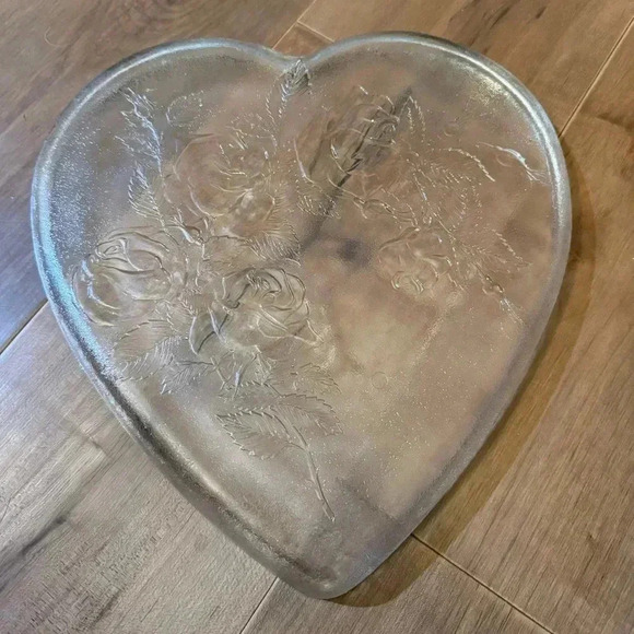 Vintage heart shaped glass platter Roses 13”x 12” Valentine - Picture 3 of 3